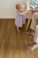 Parchet laminat Quick Step Classic 5793, 8 mm, stejar cocoa, nuanță maro - imagine 4
